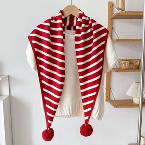 Détail de l'écharpe triangulaire en tricot rayé rouge et blanc avec pompons décoratifs
