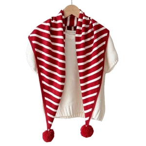 Écharpe triangle en maille rayée avec pompons rouges décoratifs pour femme