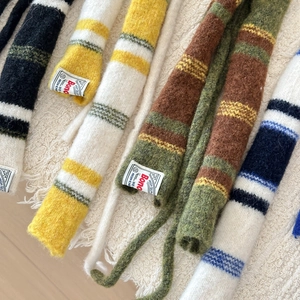 Schicker gestreifter Strickschal aus Wolle in verschiedenen Farben mit Markenetikett