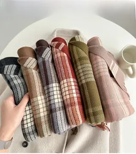 Détails des écharpes à carreaux rayées en plusieurs couleurs avec des franges fines