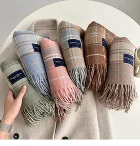 Gros plan d'écharpes à carreaux multicolores en imitation cachemire avec franges élégantes