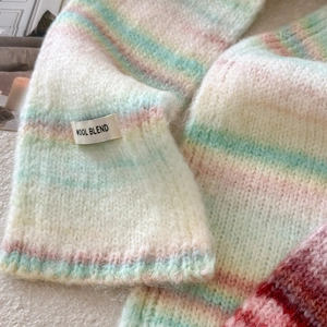 Détail d'une écharpe en maille mélangée laine, texture mohair arc-en-ciel et logo
