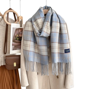 Écharpe élégante aspect cachemire à carreaux avec franges bleu clair et beige pour l'hiver