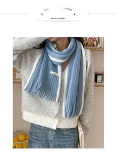 Détail d'une écharpe douce en mohair à rayures bleues et blanches avec franges et côtes