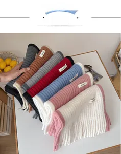 Détail d'écharpes en mohair colorées avec glands et textures en maille douce