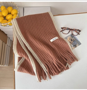 Écharpe en mohair doux bicolore rouge brique et beige avec pompons et décor chaleureux