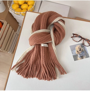 Détail de l'écharpe en mohair avec bord à franges et texture côtelée en marron et beige