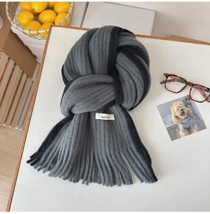 Gros plan d'une écharpe en mohair bicolore avec franges et étiquette sur fond blanc