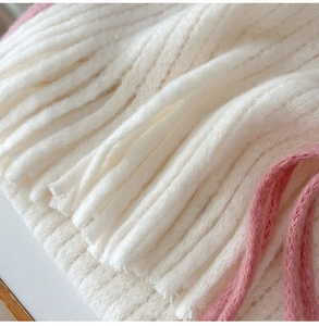 Gros plan détaillé sur la maille douce en mohair blanc crème aux rayures roses