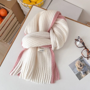 Écharpe épaisse en tricot de mohair bicolore blanc crème et rose avec franges