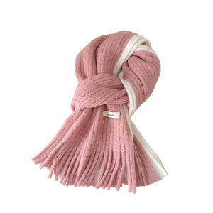Écharpe bicolore rose et crème en mohair avec franges douces et étiquette tissée