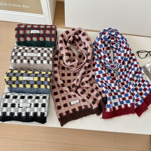 Écharpes d'hiver en tricot à carreaux en six couleurs avec étiquette tissée de marque