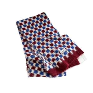 Écharpe en maille à carreaux avec bordure en fourrure rouge et étiquette de marque