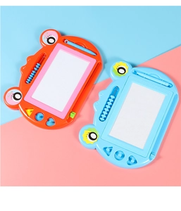 Dettaglio di lavagne magnetiche a forma di granchio con pallottoliere e timbri per bimbi