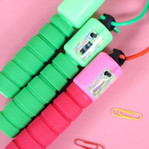 Springtouw met mechanische teller en ergonomische schuimhandvatten in groen en roze