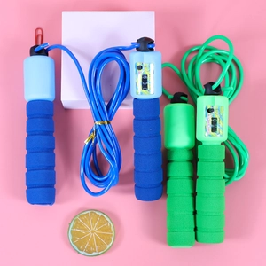 Springtouw met mechanische teller en dikke handvaten van schuim in blauw en groen
