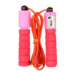 Roze springtouw met teller en rode schuimrubberen handvatten voor fitness sport
