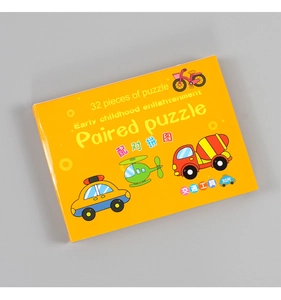 Gros plan sur la boîte de puzzle de véhicules de 32 pièces pour l'éveil des enfants
