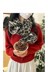 Détail d'une écharpe épaisse en maille léopard avec cardigan rouge pour l'hiver