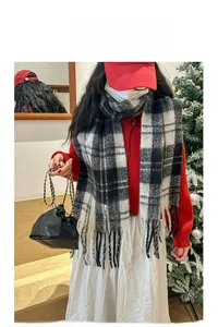 Écharpe classique en mohair à carreaux noirs et blancs avec franges et étiquette