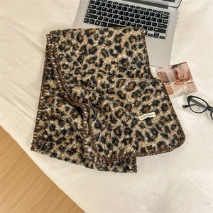 Écharpe tricotée à motif léopard pour femme avec texture moelleuse et étiquette chic