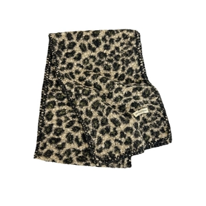 Écharpe chic en peluche à motif léopard pour femmes avec étiquette de marque sur fond blanc