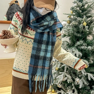 Écharpe à carreaux en faux cachemire avec franges dans un décor festif d'hiver