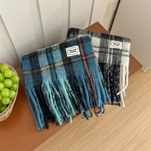 Écharpes épaisses à carreaux style mohair en bleu et gris avec franges et étiquette