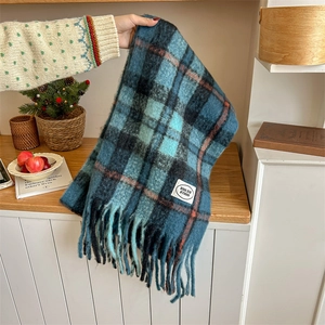 Écharpe épaisse à carreaux bleu et noir en mohair avec franges et étiquette pour l'automne