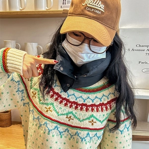 Scaldacollo alla moda in piumino nero con chiusura a bottone per protezione dal vento
