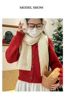 Détail du tricot torsadé d'une écharpe beige avec des cache-oreilles pelucheux