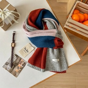 Schal aus 100% australischer Wolle mit Farblock-Design in Rot und Marineblau