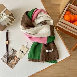 Detail eines mehrfarbigen Strickschals aus 100% australischer Wolle mit Premium-Textur