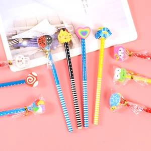Crayons HB avec gommes en forme d'animaux variés sur fond rose élégant