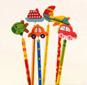 Détail de crayons HB colorés avec figurines de transport en bois pour enfants et écoliers