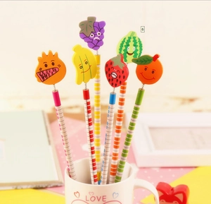 Vue détaillée de 6 crayons HB aux motifs de fruits mignons avec figurines à ressorts
