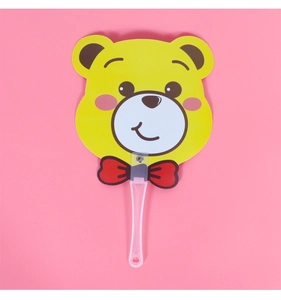 Detailweergave van een gele cartoon beer handventilator met schattig gezicht en steel