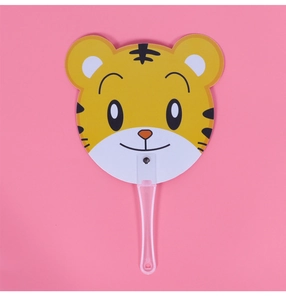 Schattige gele cartoon tijger handwaaier met een transparante plastic handgreep voor kids