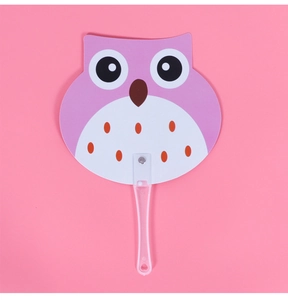 Detailweergave van een roze uil cartoon handventilator met transparante handgreep
