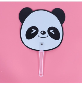 Detail van schattige panda-handwaaier met transparant handvat op roze achtergrond