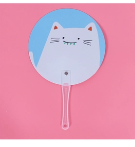 Detailopname van een blauwe ronde handwaaier met witte cartoon kat en roze handvat