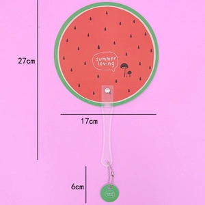 Ronde handwaaier in de vorm van een watermeloen met transparant handvat en kleine hanger
