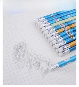 Nahaufnahme bunter Cartoon-HB-Bleistifte mit Radiergummi auf kariertem Papier mit Schrift