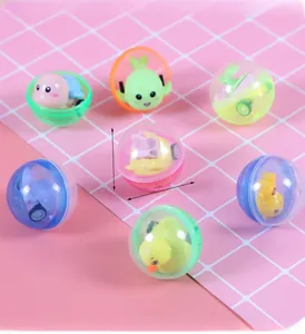 Détail des capsules gashapon colorées de 5cm de diamètre contenant des animaux mignons