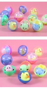 Détail de jouets en capsules colorées avec voitures à friction canard, ours et baleine