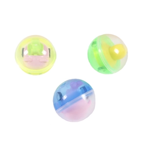 Trois capsules de jouets colorées avec voitures à friction sur fond blanc pur