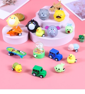 Détail de mini voitures à friction colorées et figurines d'animaux sur supports roses