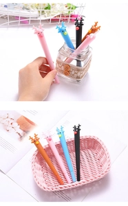 Vue détaillée de stylos rennes de Noël colorés avec bois 3D dans un emballage cadeau