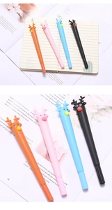 Gros plan de stylos gel renne mignons en quatre couleurs sur un carnet avec vue détaillée
