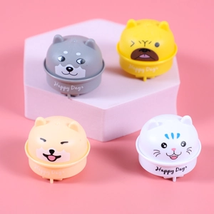 Lot de quatre petites voitures animaux de dessin animé aux couleurs pastel sur fond rose